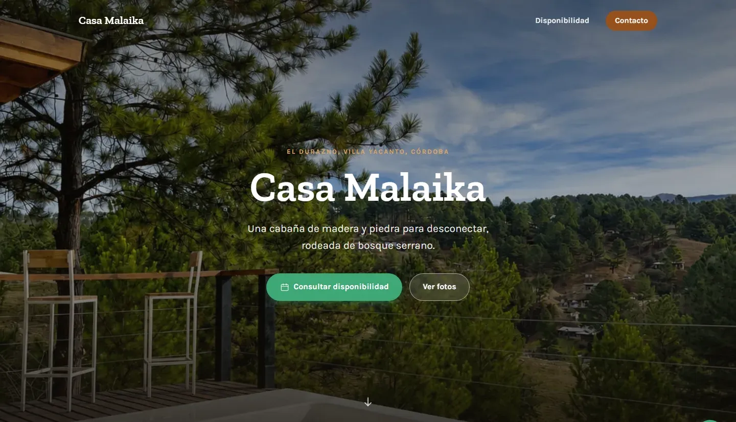 Hero del sitio de Casa Malaika, una cabaña de madera y piedra rodeada de bosque serrano, con el botón Consultar disponibilidad
