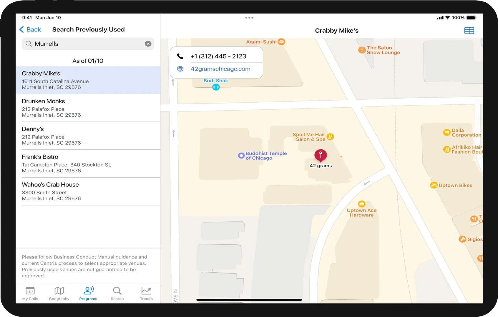 Búsqueda de lugares usados antes en iPad, con el mapa y los datos de contacto del lugar elegido
